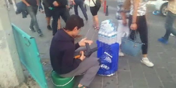 Taksim’de maket kalaşnikofla su satan çocuk şaşkınlığı