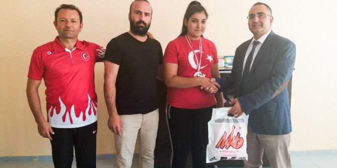 Yunak’ta başarılı haltercilere ödül