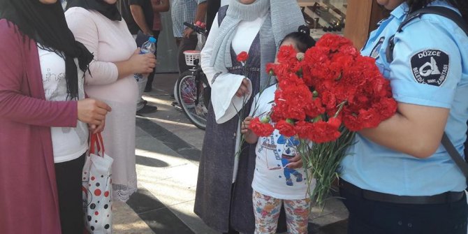 Düzce’de zabıtadan esnafa çiçek