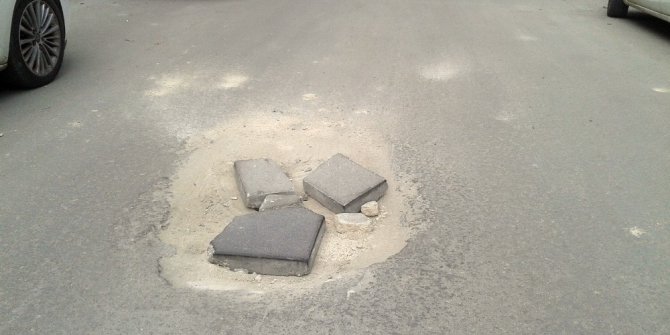 Yol ortasındaki çukur tehlike saçıyor