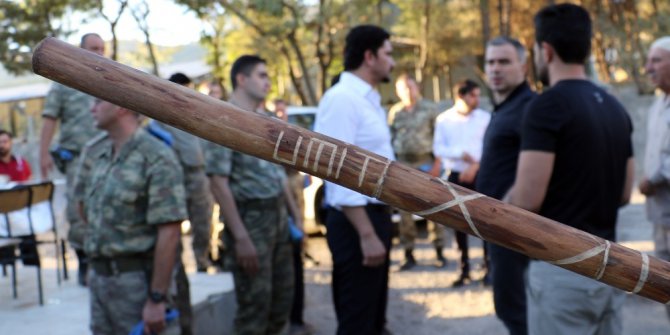 Şehidin kendi eliyle yaptığı baston babasına teslim edildi