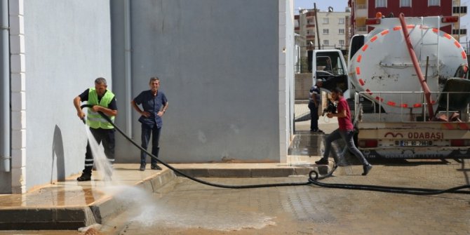 Okul bahçeleri yıkandı