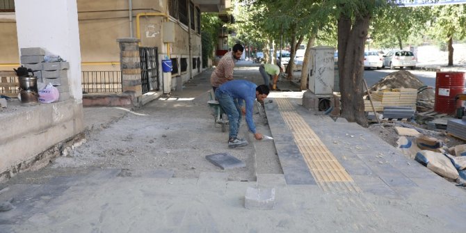 Büyükşehir kaldırımları yenilemeye devam ediyor