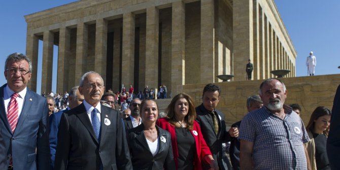 CHP’den 94. kuruluş yıl dönümünde Anıtkabir’e ziyaret