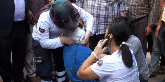 9 yaşındaki çocuk kızdığı kardeşinin kulağına kebap şişi sapladı