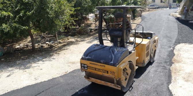 Akdeniz’de 5 mahalleye 8 ton asfalt
