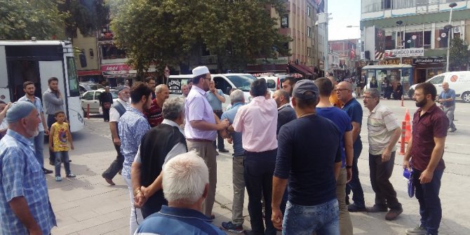 Yardım ediyormuş gibi görünüp sadaka kutusundan para çalan hırsız yakalandı