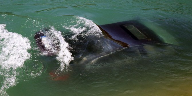 Adana’da otomobil sulama kanalına düştü