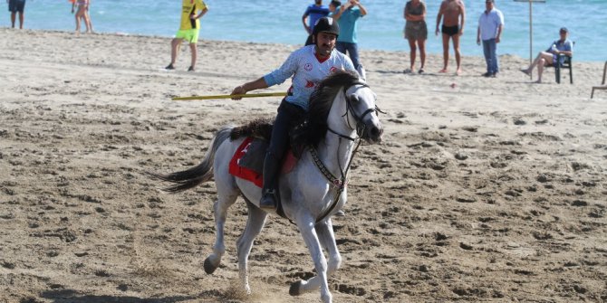 Binlerce turisti ağırlayan plaj ciritçilere kaldı