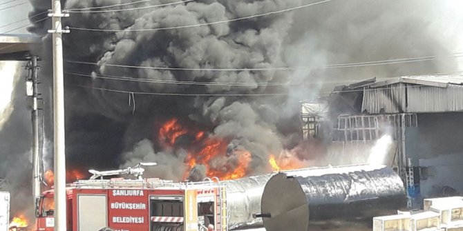 Hurda dükkanında büyük yangın