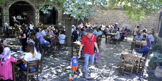 Tarihi mekanlar ziyaretçi akınına uğradı