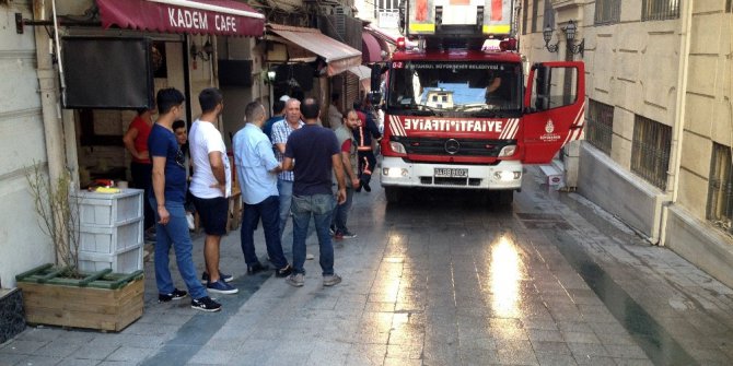 İstiklal Caddesi’nde çatı yangını vatandaşları sokağa döktü