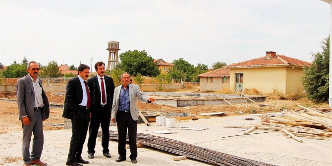 Seyitgazi Belediyesi’nden gençlere halı saha