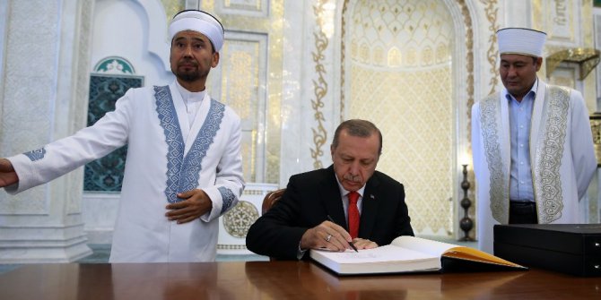 Cumhurbaşkanı Erdoğan’dan Kazakistan’da cami ziyareti