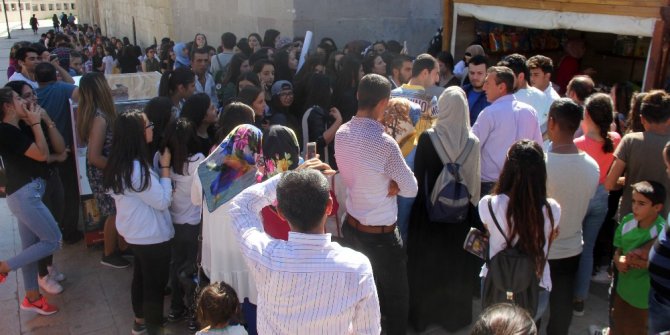 İnternet fenomeninden ağzındaki sakızı istediler