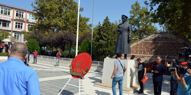 CHP’nin kuruluş töreninde bayrak krizi