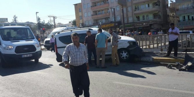 Otomobil bariyerlere çarptı: 2 yaralı