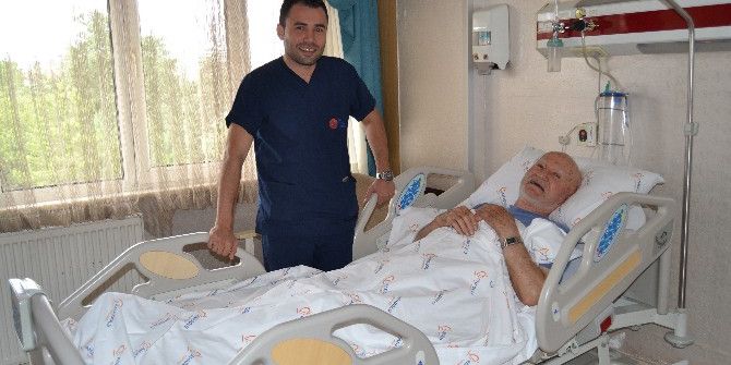 92 Yaşındaki Hastanın İdrar Kesesinden 7 Santimetre Çapında Taş Alındı