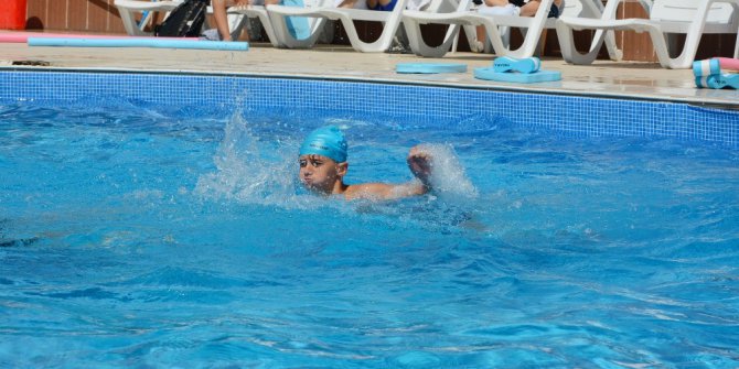 Seyitgazi Belediyesi yüzme kursu ilk mezunlarını veriyor