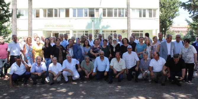 40 yıl önce mezun olan liseliler okullarında hasret giderdi