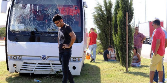 Antalya’da otel servis minibüsü devrildi: 5 yaralı