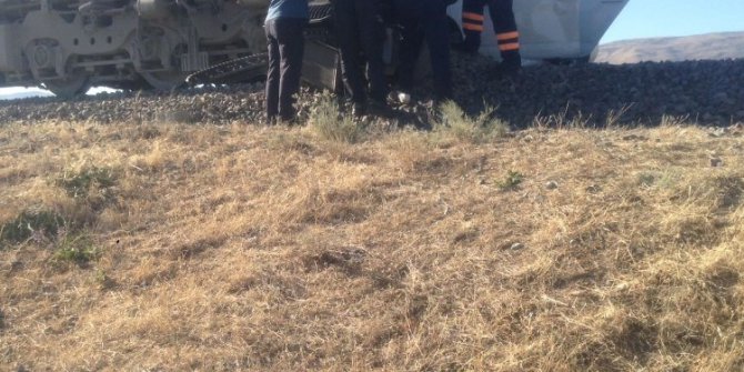 Otomobil trenin altında kaldı: 1 ölü 3 yaralı