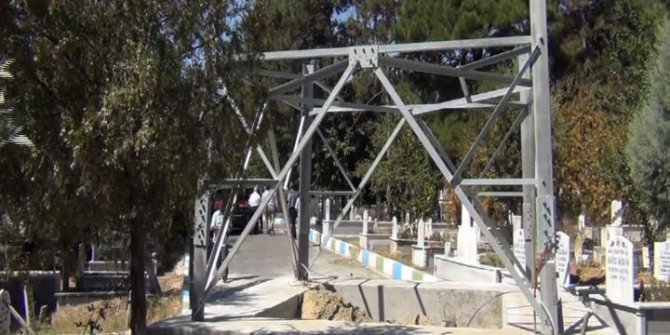 Mezarlık yolunun ortasındaki elektrik direği kaldırılacak