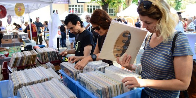 Kadıköy’de plaklar dönmeye başladı
