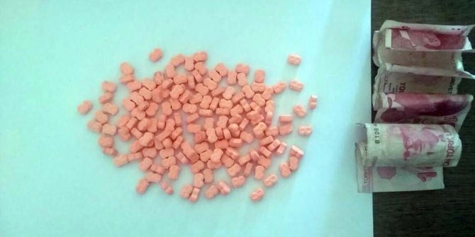 Gençleri uyuşturucu hapla zehirleyen şahıs tutuklandı