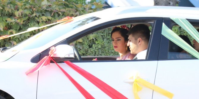 Düğün konvoyunda PKK paçavrası alarmı