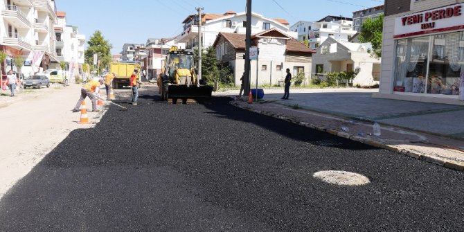 Başiskele’de günde 60 ton  sıcak asfalt seriliyor