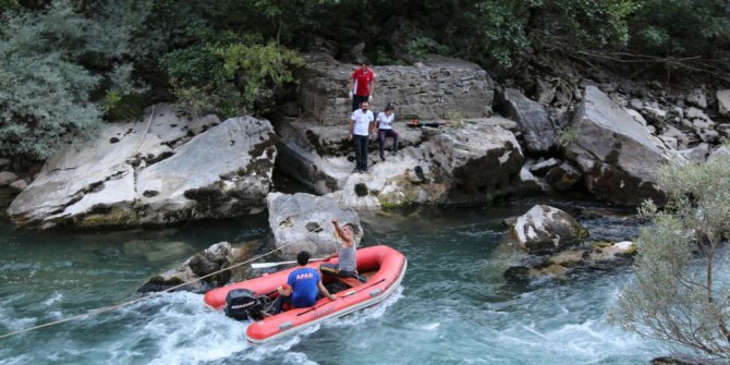 Otomobil, Munzur Çayı’na uçtu, yaralanan 5 kişi kurtarıldı