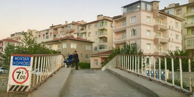 Köprüden düşen yaşlı adam ağır yaralandı