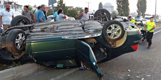 Otobüs sıkıştırdı, araç takla attı: 4 yaralı