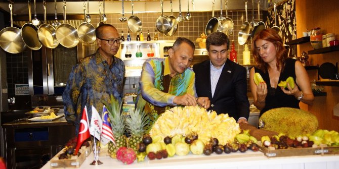 Malezya Büyükelçisi dünyanın en büyük meyvesini kesti