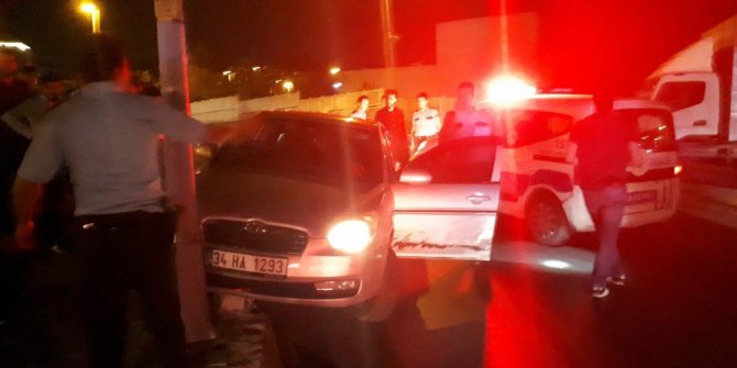 Polisten kaçmaya çalışan şüpheli şahıslar ekip aracına çarptı