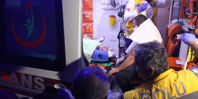 Direksiyon hakimiyetini kaybeden sürücü su kanalına uçtu: 2 yaralı