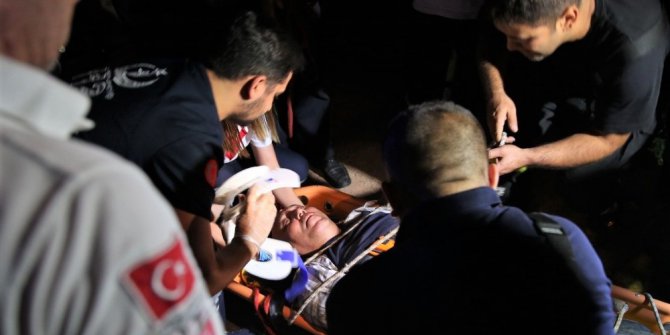 Yaslandığı korkuluklar kırılınca dere yatağına düştü, itfaiye kurtardı