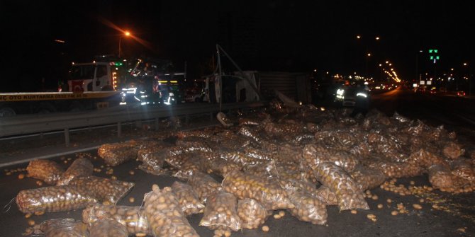 E-5 Karayolu’nda patates yüklü kamyonet devrildi: 2 yaralı