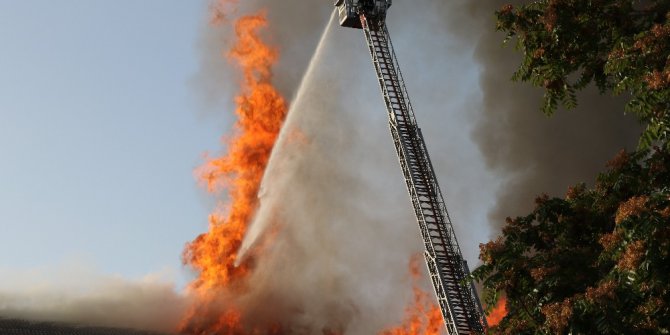 Okulların açılmasına bir hafta kala İmam Hatip Lisenin çatısı yandı