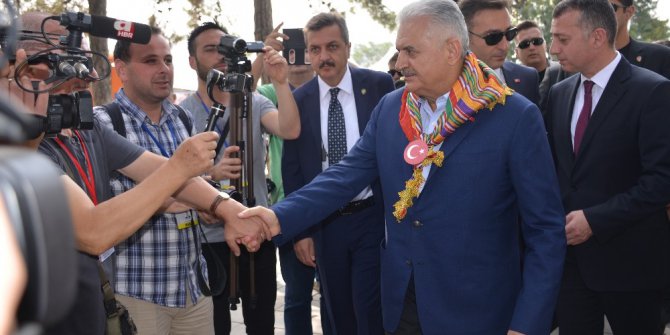 Başbakan Binali Yıldırım, Ertuğrul Gazi Türbesi’nde Kayı Alplerinin nöbet değişimini izledi