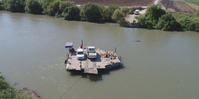 Araçlarını 1,5 asırdır nehirde salla taşıyorlar