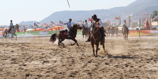 Plajda atlı cirit heyecanı devam ediyor