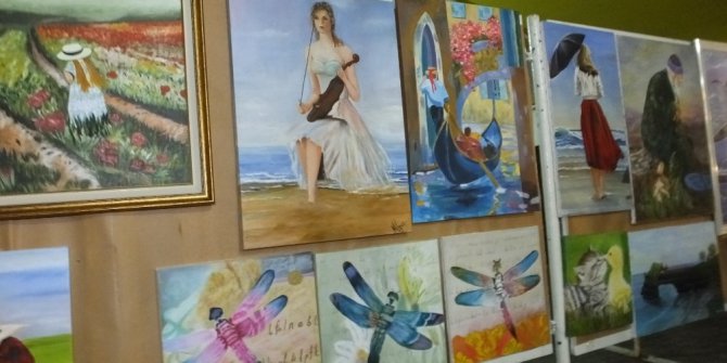 Burhaniye’de bayan ressamlara teşekkür belgesi