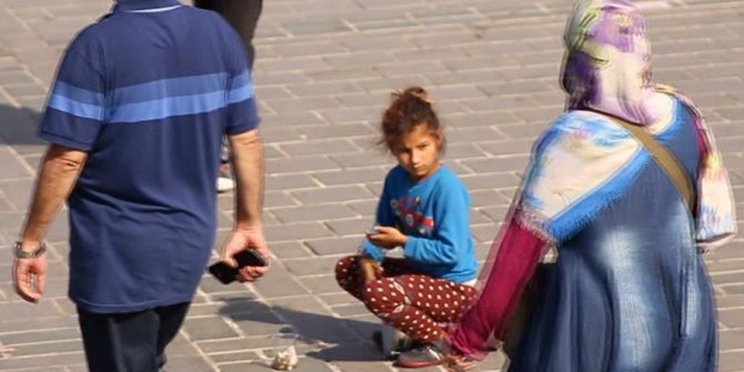 Darbukacı küçük kız, Eminönü’nde ilgi odağı oldu