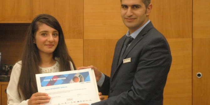 Stajını tamamlayan öğrencilere sertifika