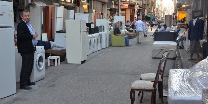 2. el eşya satıcılarına öğrenciler yoğun ilgi gösteriyor