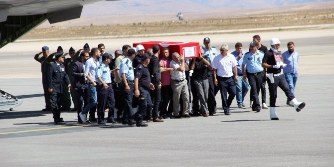 Şehidin Türk bayrağına sarılı naaşı memleketine getirildi