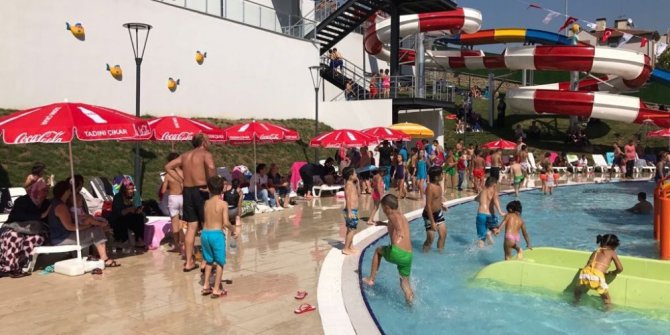 Vatandaşlar aquaparka akın etti