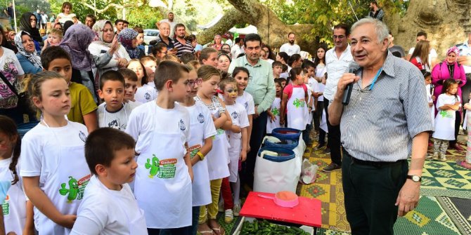 Yüz çocukla turşu kurma rekoru kırıldı